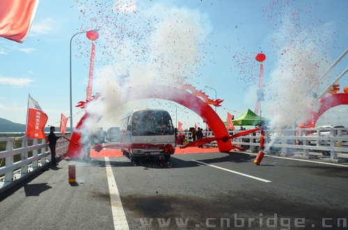 黑瞎子島烏蘇大橋順利建成通車(chē)