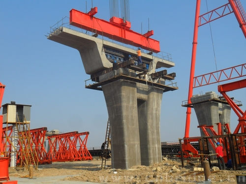 泉州灣跨海大橋首片六車道節(jié)段梁吊裝成功