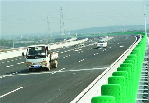 車輛行駛在肇花高速三水段上。目前，三水已有肇花、西二環(huán)、二廣、廣肇等多條高速公路通車，廣佛肇高速通車后，三水交通區(qū)位優(yōu)勢將更加明顯。