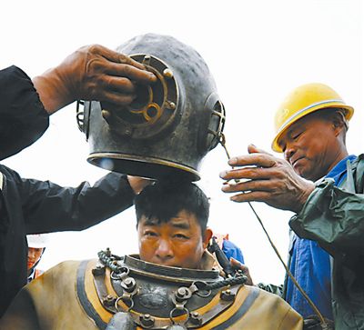 5月2日，冒著蒙蒙細雨，郝晉新帶領(lǐng)著創(chuàng)新工作室的成員們，對淮南孔李淮河大橋工程施工中關(guān)于采空區(qū)橋墩固定的攻關(guān)課題進行最后一次現(xiàn)場數(shù)據(jù)核查。