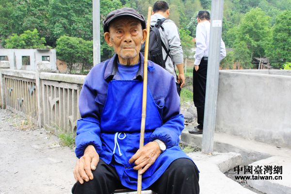 96歲的樂山雙橋村村民王國升參與了樂西公路五洞橋的修建。（中國臺灣網(wǎng) 宣玲玲 攝）