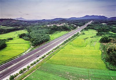 新建成通車的屯瓊高速公路猶如一條彩帶，飄逸在中部地區(qū)的青山綠水間。顯煌