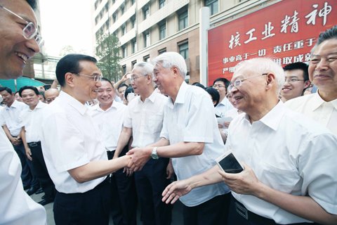 李克強15日考察中國核電工程公司時，老中青三代核電人爭相向總理表示一定把“華龍一號”打造成世界一流核電品牌。圖片來自中國政府網(wǎng)