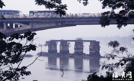 由從宋代浮橋、明代石橋到現(xiàn)如今全國最美斷橋，福州閩江上的洪山古橋已歷經(jīng)千余年。宋代理學(xué)大家朱熹曾十多次來到福州，也都是經(jīng)過當(dāng)年的浮橋進(jìn)城。