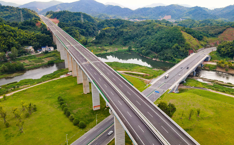 萍蓮高速公路地形地貌復(fù)雜，區(qū)域高差懸殊，橋梁隧道比率高達(dá)到43.2%，全線共建有隧道5座。（央廣網(wǎng)發(fā) 文怡 攝）